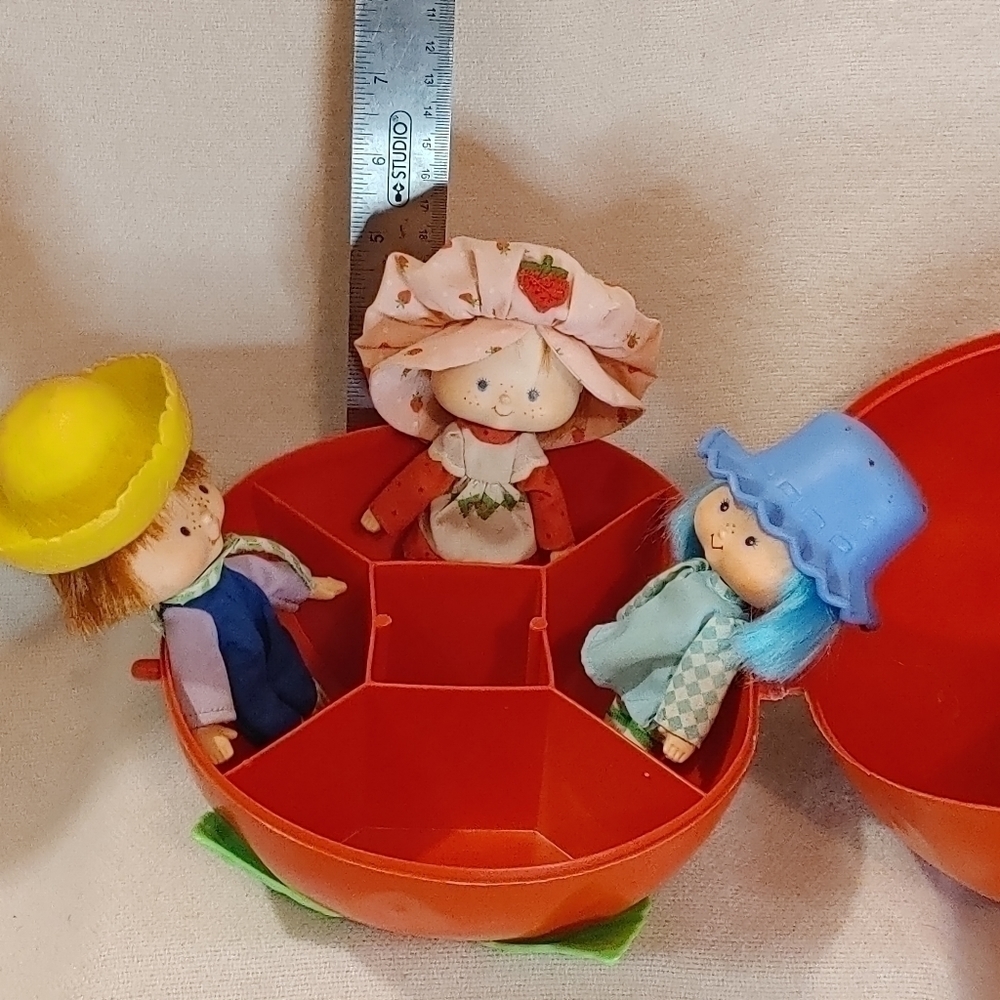 𝅺original Strawberry Shortcake Set with Vintage Tin and Giant Strawberry! - Picture 16 of 16